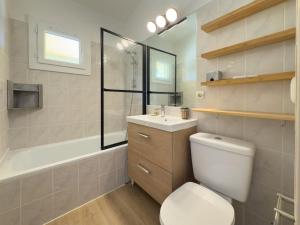 LInoubliable, Mazet climatisé pour 8 personnes avec tennis et piscine collective à Valcros, La Londes-Les-Maures