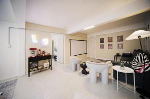 Charming Retro Retreat with Cozy Nights and Sweet Treats close to PA