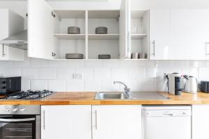 2BR comfy living in Queensway