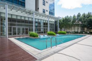 Uptown Parksuites BGC Stylish 2BR Fast WiFi Washer Balcony