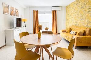 Historic Center Apartment with Balcony REMS