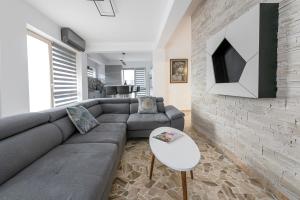 August Getaway Spacious 2-Bedroom Sleeps 5 Free Parking