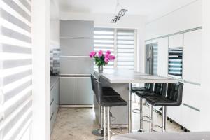 August Getaway Spacious 2-Bedroom Sleeps 5 Free Parking