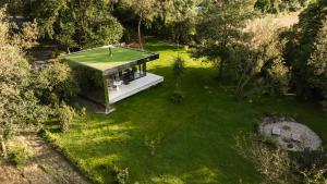 Logement insolite miroir dans la nature avec hottub et sauna