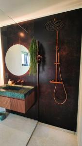 Logement insolite miroir dans la nature avec hottub et sauna