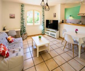 Appartements Le Clos des Oliviers - Piscine Privee - Jardin - Parking : photos des chambres
