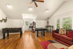 Ponderosa Escape Stunning Location Incredible Game Room Urban Trail System AC EV-charger