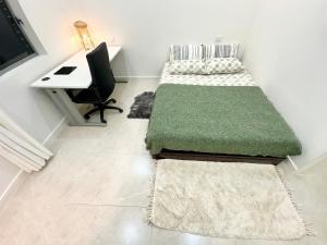 Cozy Bedroom with Private Bathroom and Toilet Close to Train Station Airport