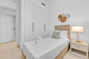 Modern 2BR at Burj Crown Walk to Burj Khalifa by Vibel Stay