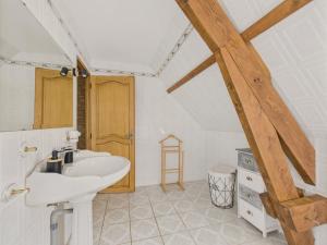 Maisons de vacances Grande maison pour 16 avec piscine et tennis : photos des chambres