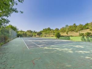 Maisons de vacances Grande maison pour 16 avec piscine et tennis : photos des chambres