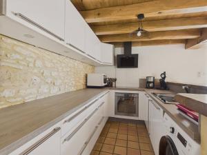 Maisons de vacances Grande maison pour 16 avec piscine et tennis : photos des chambres