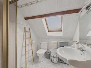 Maisons de vacances Grande maison pour 16 avec piscine et tennis : photos des chambres