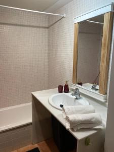 Sea-Breeze Apartment with Pool & Parking