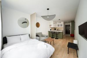 Broniewskiego Comfort Flow Apartment by Bookinghost