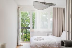 Broniewskiego Comfort Flow Apartment by Bookinghost