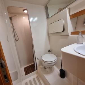 BOAT APPART TITANIC Cherbourg motor yacht à quai ROSE STAR