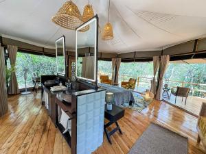 Olkinyei Mara Tented Camp