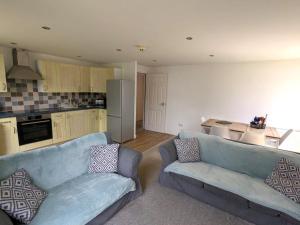 Cawley Priory, Spacious 2 Bedroom City Centre Flat with Parking Space - Chichester Holiday Properties