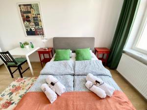 Old Town - River View Apartment, Four Bedrooms - Comfy Apartments