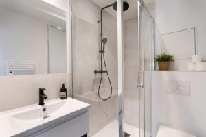 Appartements O ptit moulin- Studio vue sur le port : photos des chambres