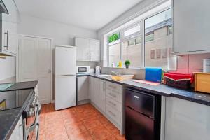 Convenient 4 Bed Homely Retreat in Wolverhampton