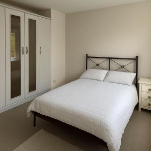 Cozy 2BR Flat Near City Centre Free Parking Fast Wifi