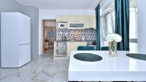 Emerald Marble Serenity Apartment