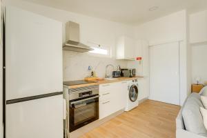 Charming Aroeira Beach Studio