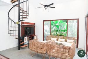 Modern Tropical 2BR Villa Pool Retreat in Amadeo - 3hvězdičkové hotely ve městě Amadeo