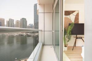 Keyrock - Dubai Marina Apartment with Stunning Sea View, Pool, Gym & Free Parking