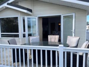 Beautiful Lodge At Manor Park In Norfolk Ref 23006Bu