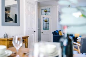 Cozy 3-Bed Home by 53 Degrees Property, Perfect for Business & Groups!