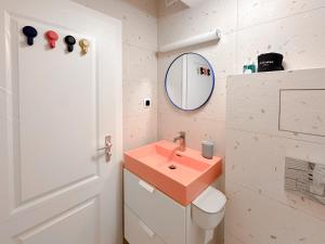 Scandinavian Charm - Central 1BD with Desk by Flat Manager