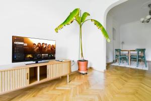 Scandinavian Charm - Central 1BD with Desk by Flat Manager