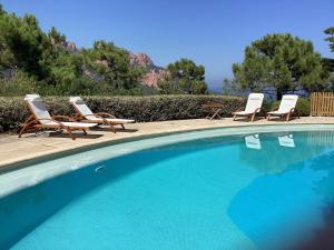 Appartement à Anthéor avec vaste piscine, vue mer et montagne
