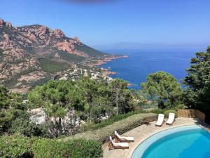 Appartement à Anthéor avec vaste piscine, vue mer et montagne