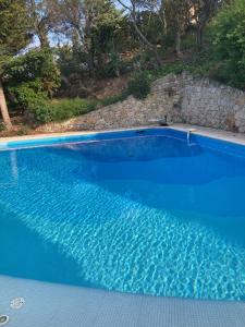 Appartement à Anthéor avec vaste piscine, vue mer et montagne