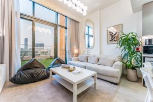 Spacious Balcony Overlooking Community with Burj Khalifa Glimpse, Few Minutes to Downtown, Azizi Riviera 20, Al Merkadh by Deluxe Holiday Homes