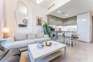 Spacious Balcony Overlooking Community with Burj Khalifa Glimpse, Few Minutes to Downtown, Azizi Riviera 20, Al Merkadh by Deluxe Holiday Homes
