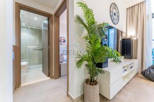 Spacious Balcony Overlooking Community with Burj Khalifa Glimpse, Few Minutes to Downtown, Azizi Riviera 20, Al Merkadh by Deluxe Holiday Homes