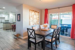 Minutes to Old Town & Stadium, Pool, Sauna, Gazebo, Hot Tub, Fire Pit, Sleeps 14