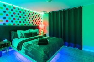 Minutes to Old Town & Stadium, Pool, Sauna, Gazebo, Hot Tub, Fire Pit, Sleeps 14