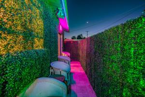 Minutes to Old Town & Stadium, Pool, Sauna, Gazebo, Hot Tub, Fire Pit, Sleeps 14