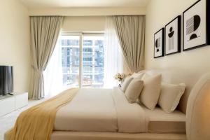 2BD designed by Elie Saab with Private Beach Sea View by EE Holiday Homes