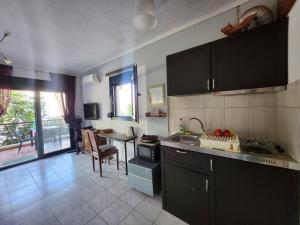 Garden maisonnette 2-bedrooms sleeps 6 adults 200m from sandy beach