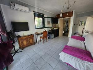 Garden maisonnette 2-bedrooms sleeps 6 adults 200m from sandy beach