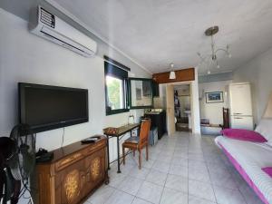 Garden maisonnette 2-bedrooms sleeps 6 adults 200m from sandy beach