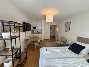 Studio City Center - Crown 13