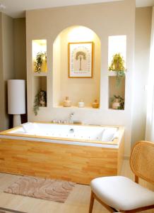 Appartements AMMG Tour Marina – Suites Signature | Vue Mer Panoramique, Jacuzzi & Design : photos des chambres